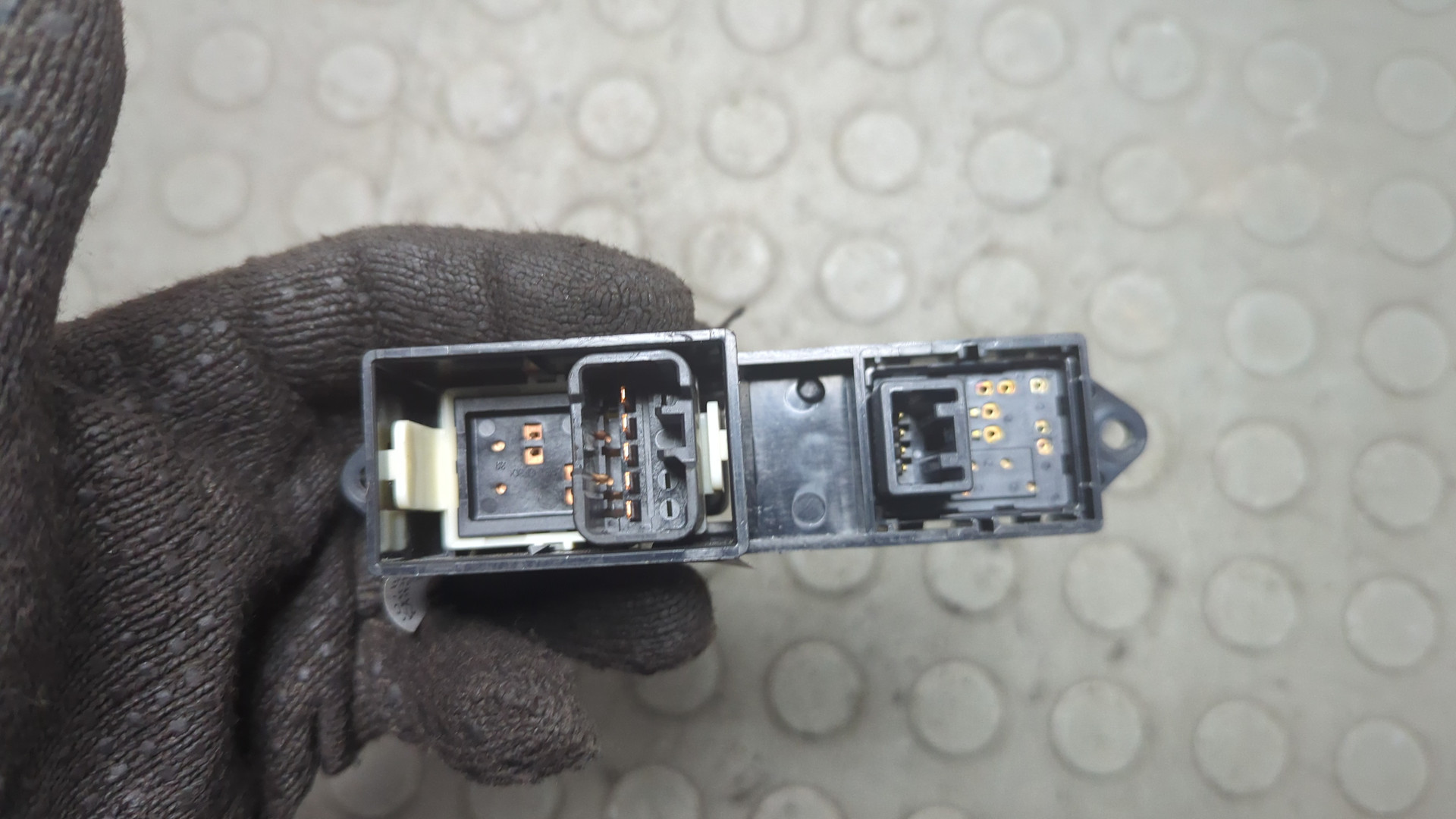 Кнопка стеклоподъемника