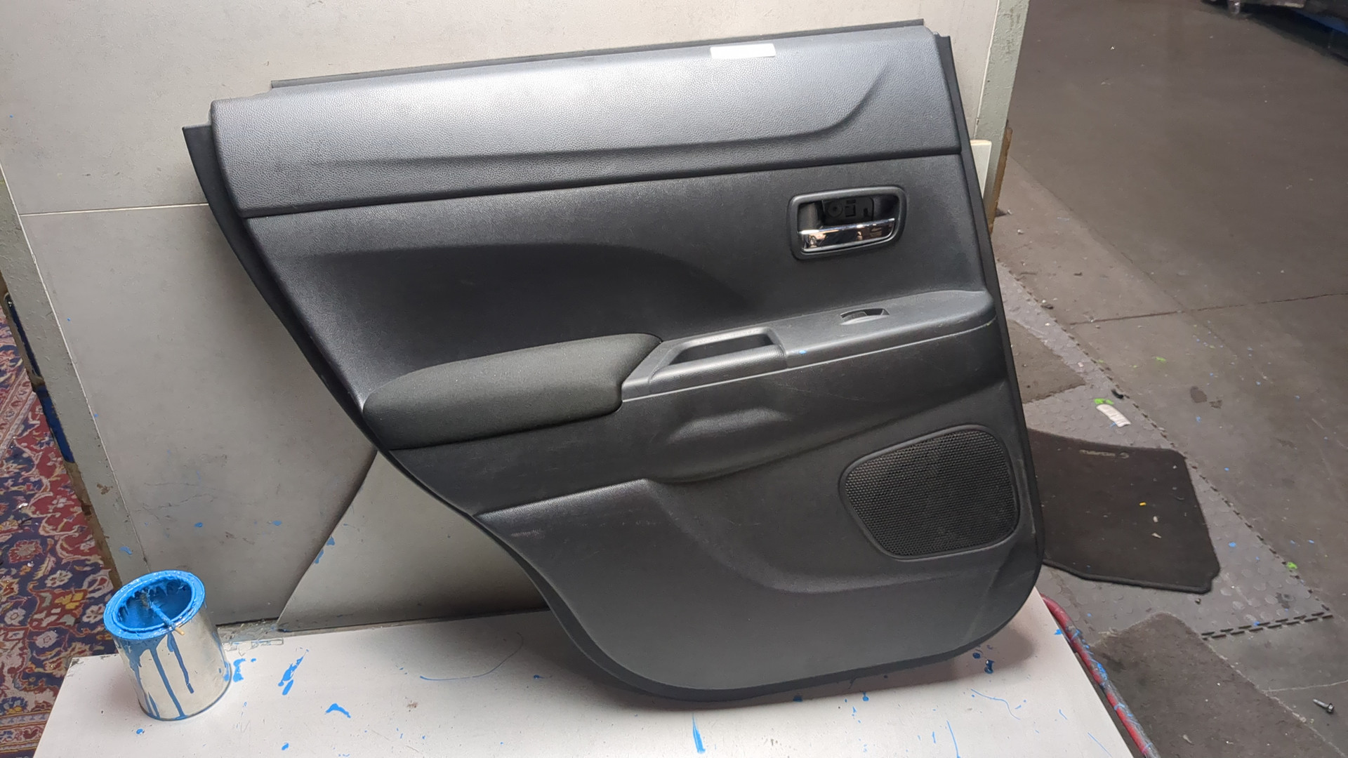 Обшивка двери задней левой