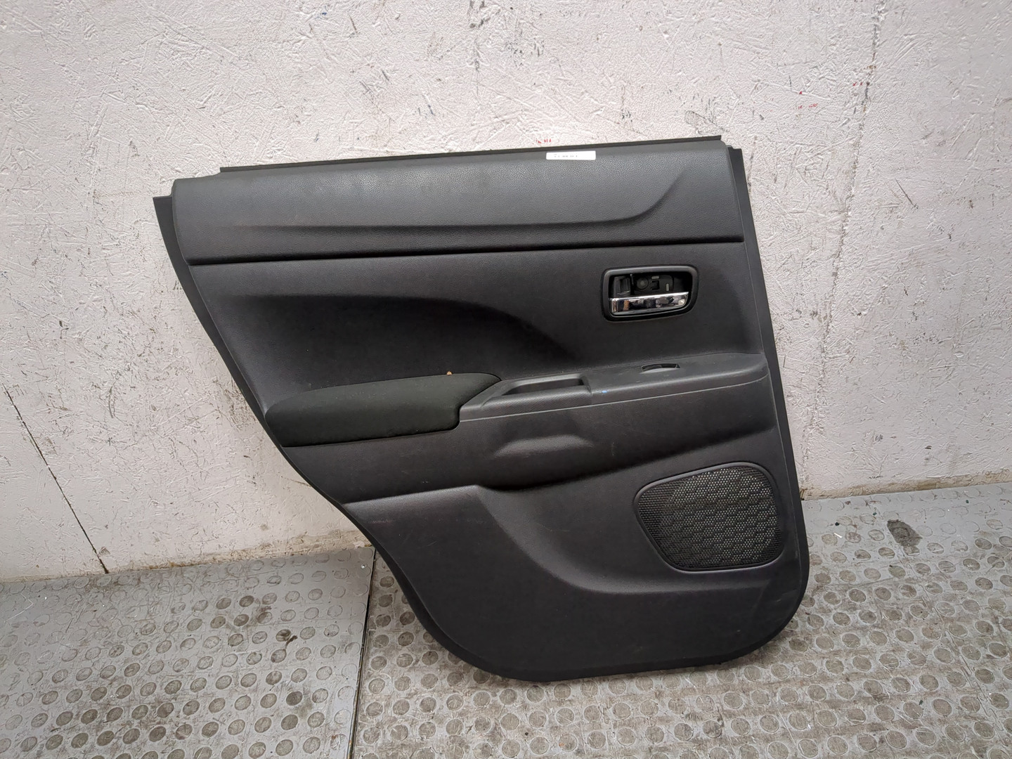Обшивка двери задней левой