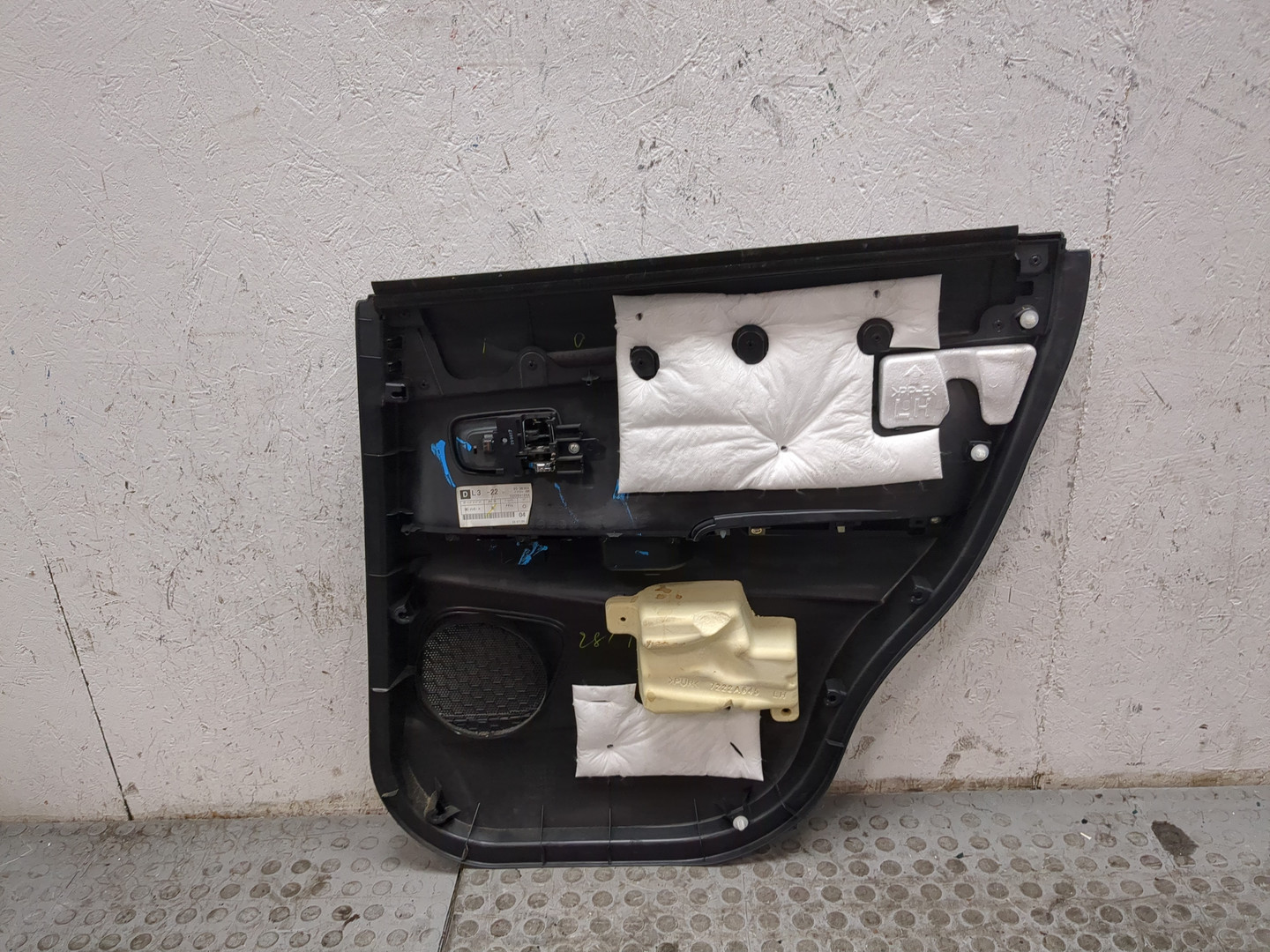 Обшивка двери задней левой