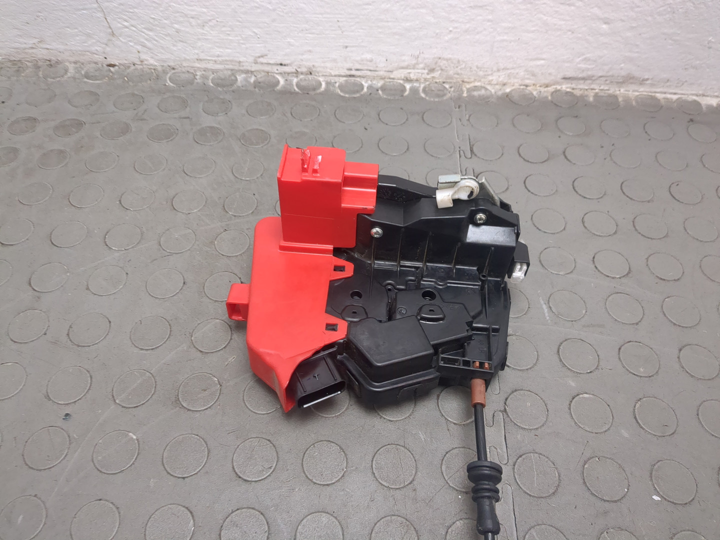 Замок двери задней левой