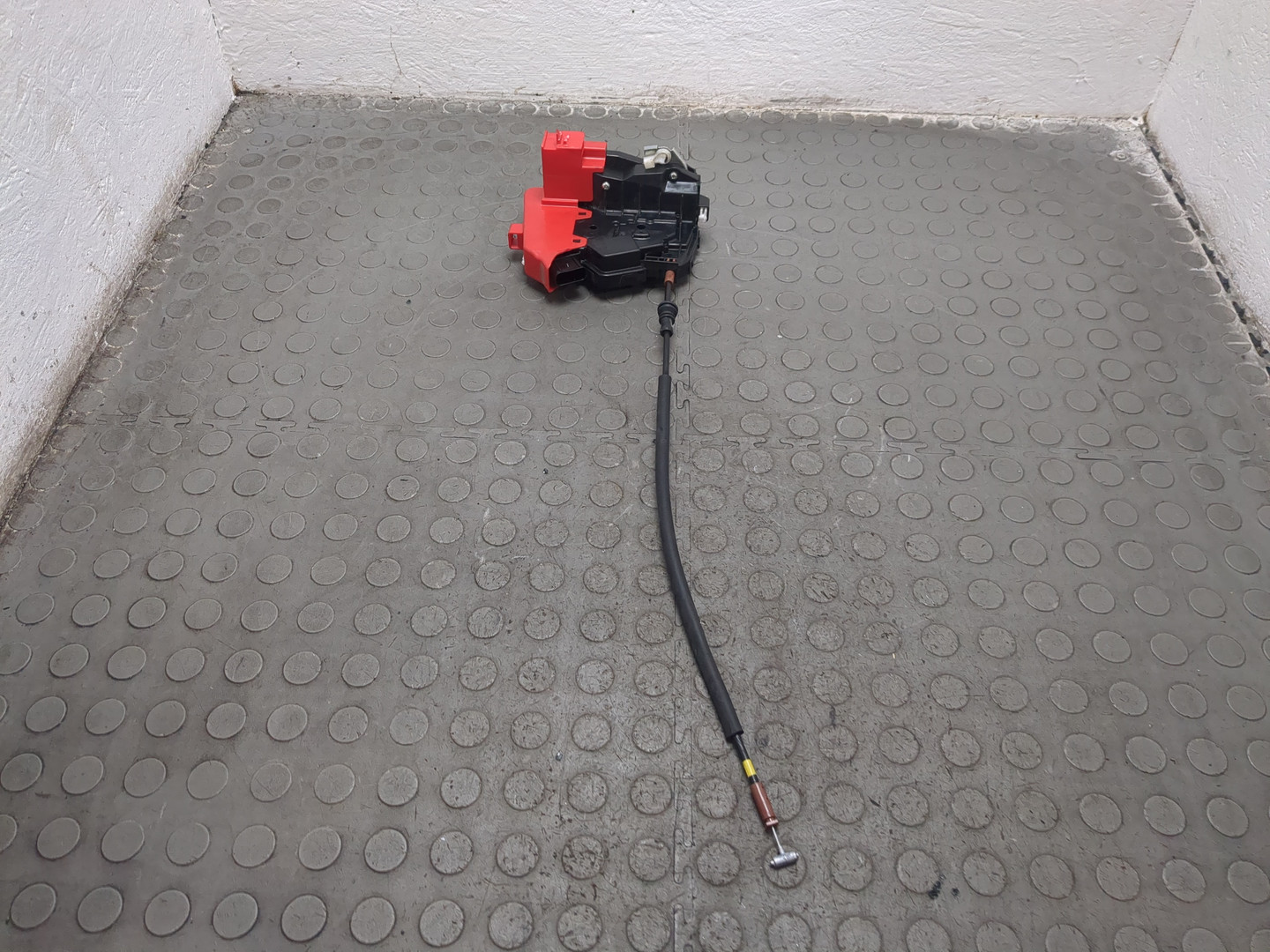 Замок двери задней левой