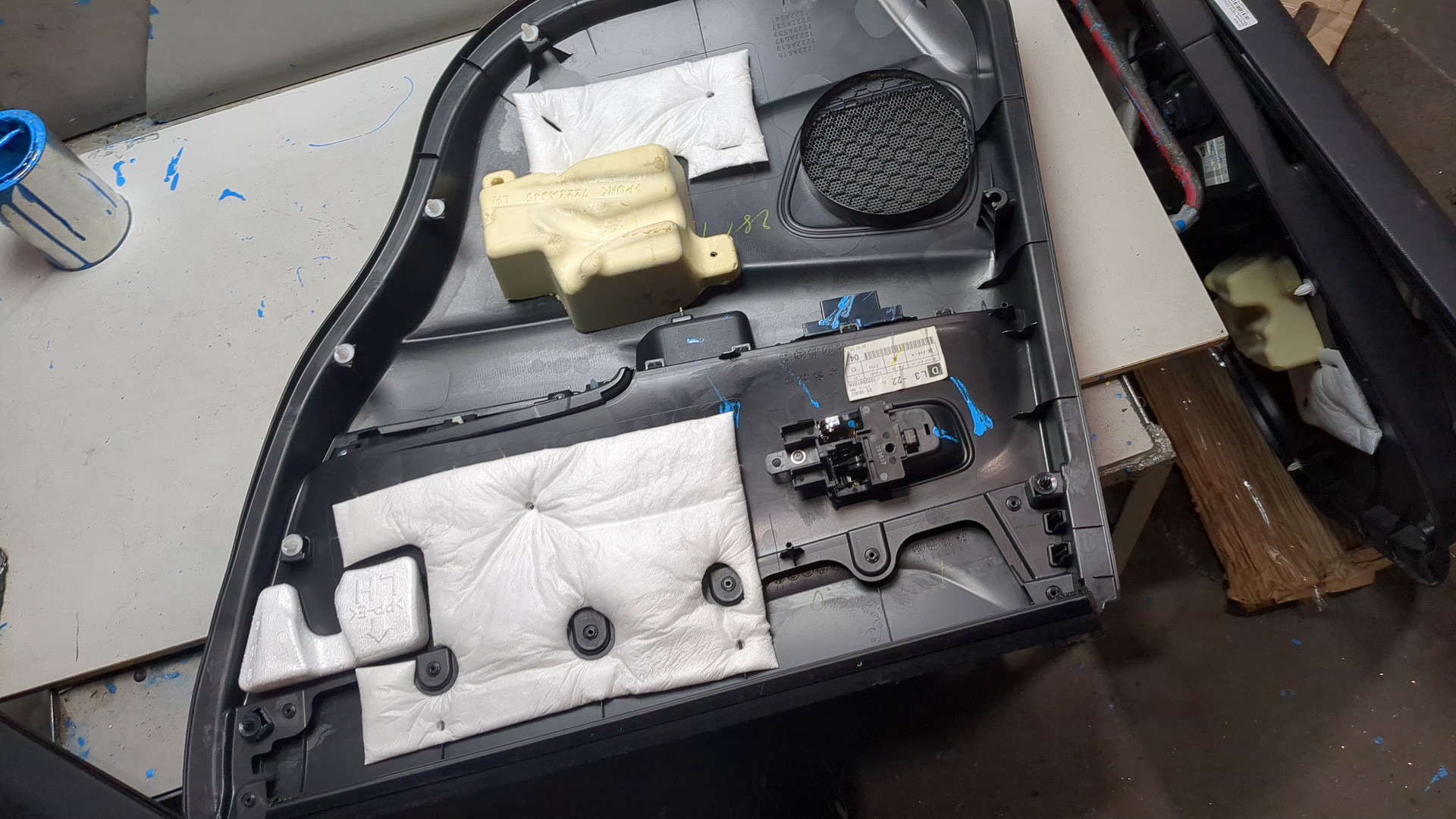 Обшивка двери задней левой