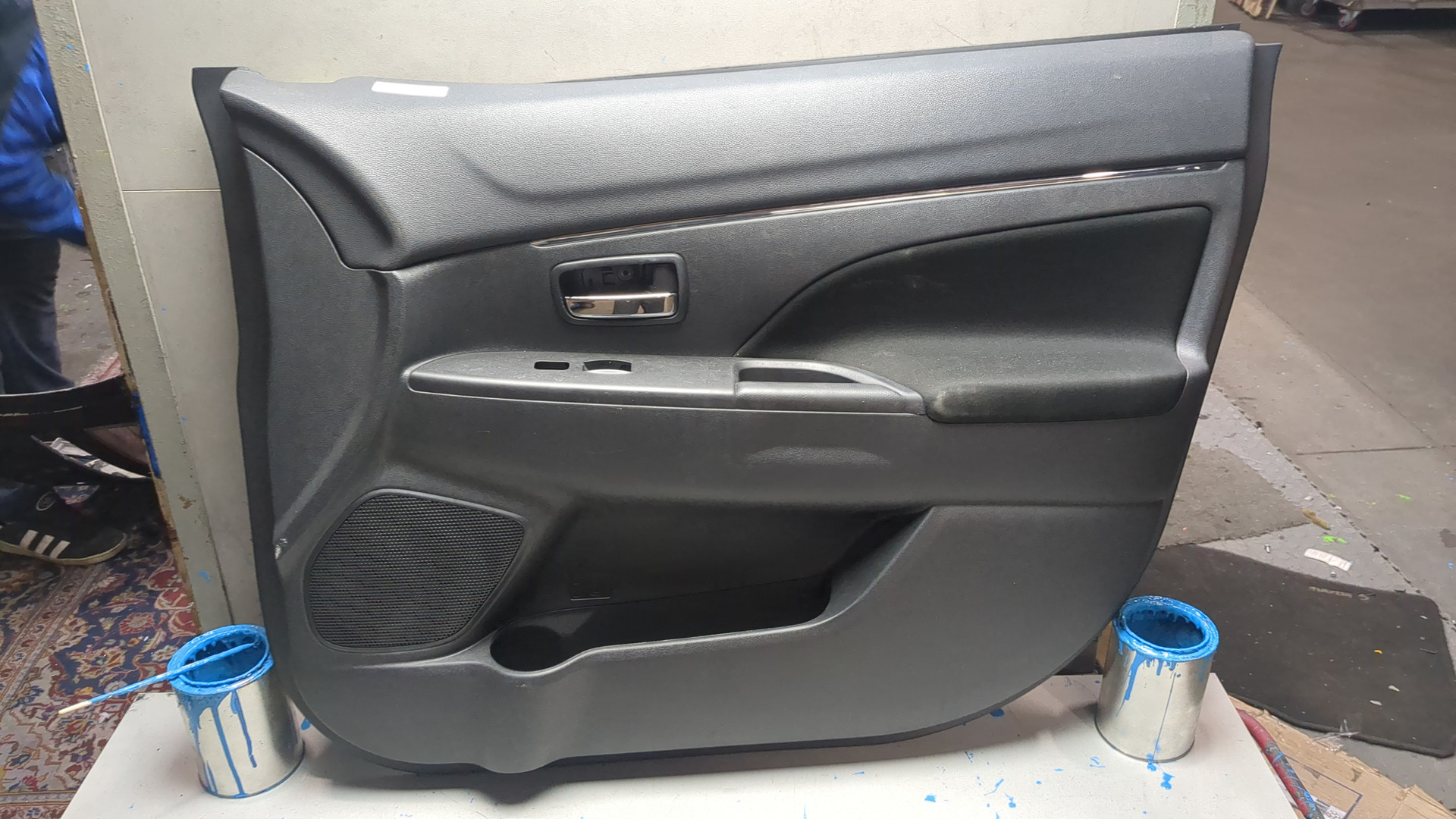 Обшивка двери передней правой