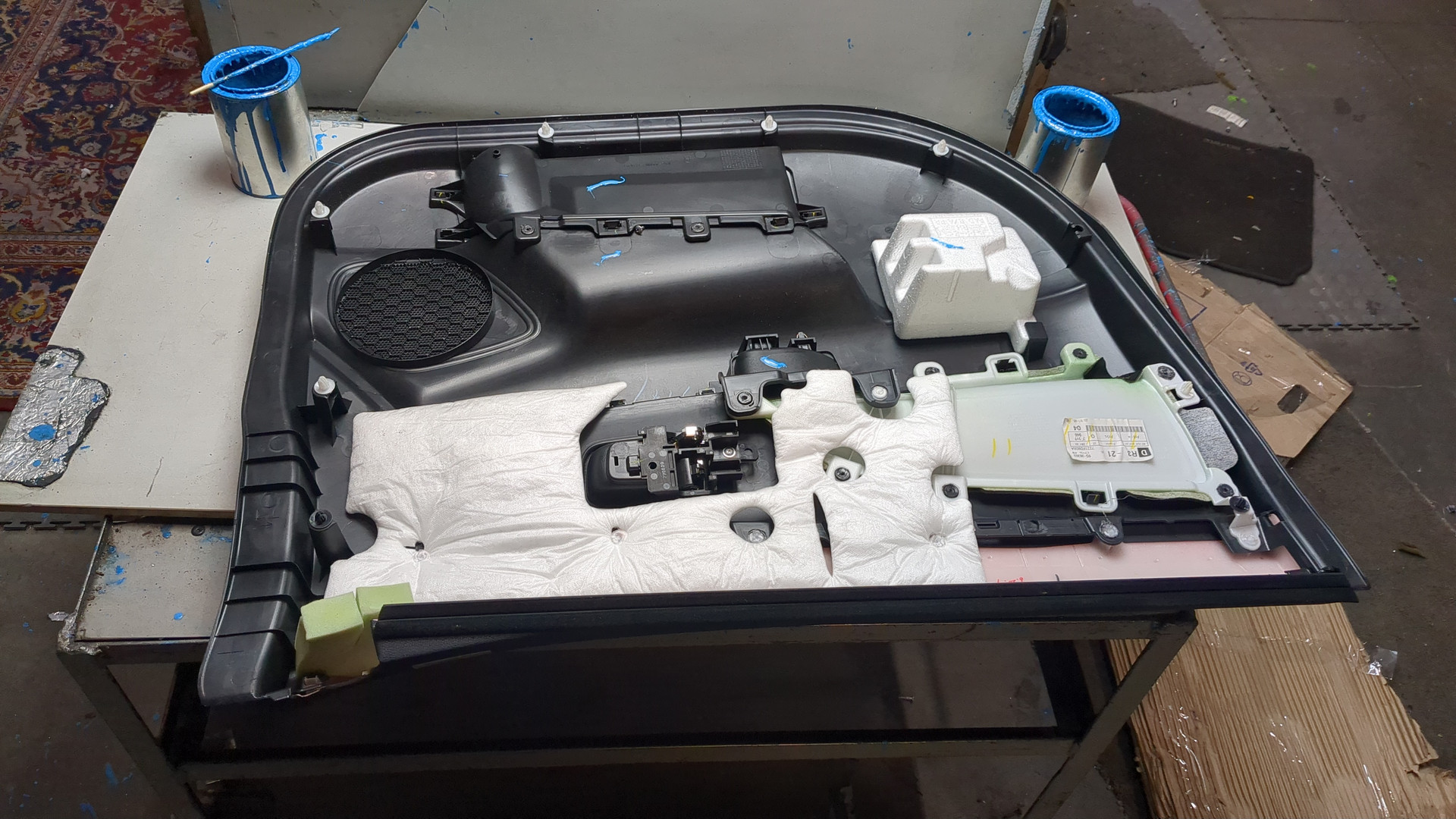 Обшивка двери передней правой