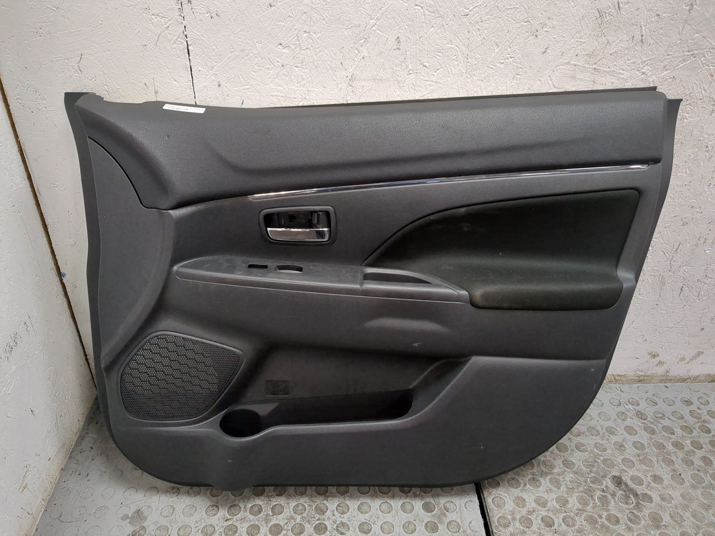 Обшивка двери передней правой