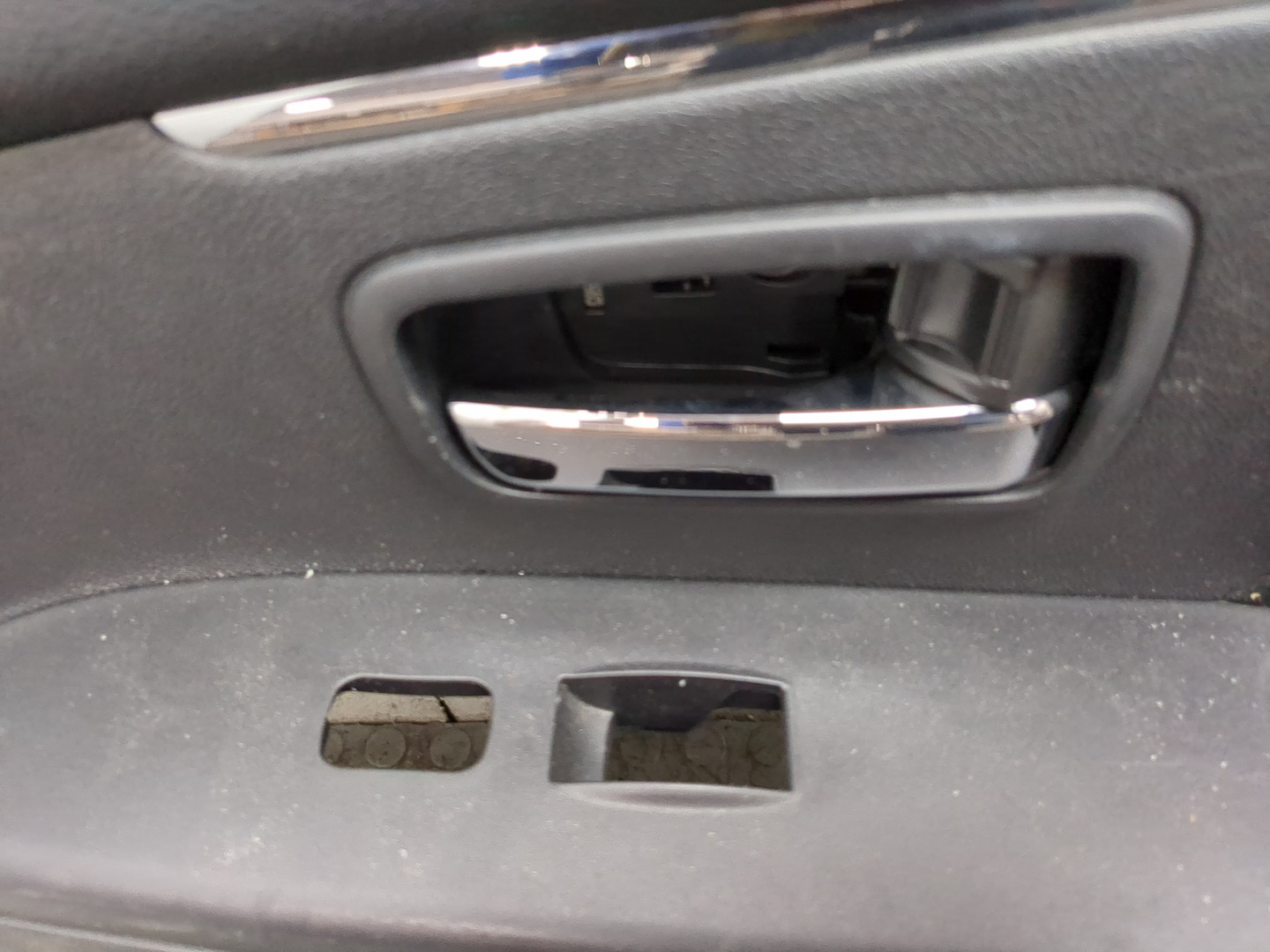 Обшивка двери передней правой