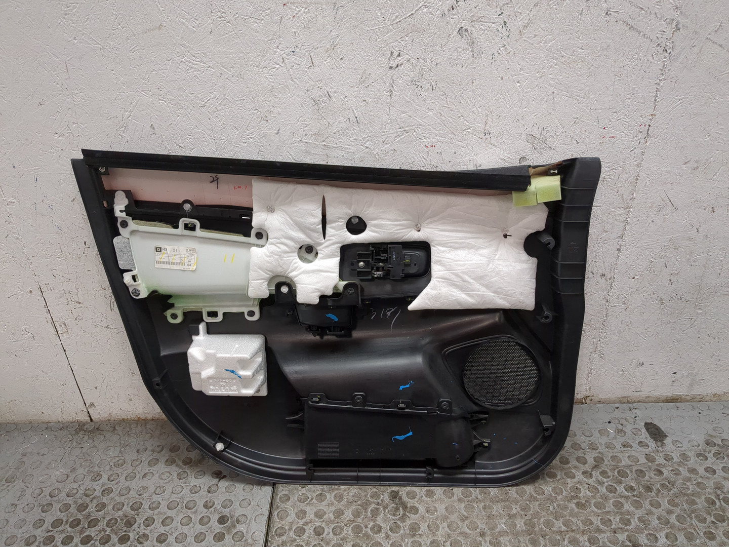 Обшивка двери передней правой