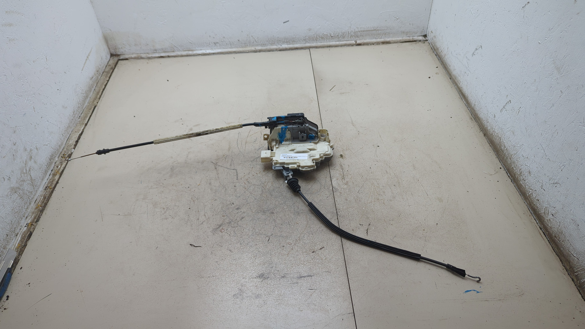 Замок двери передней правой