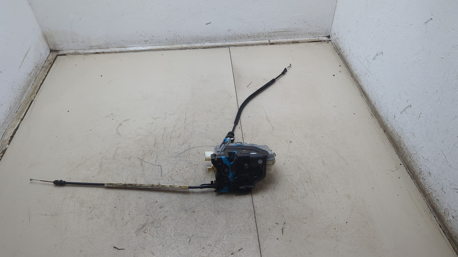 Замок двери передней правой