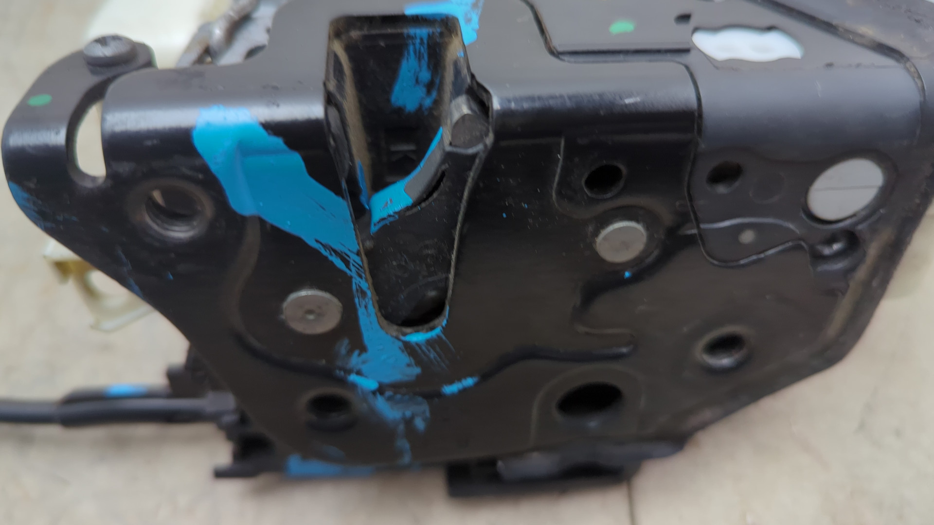 Замок двери передней правой