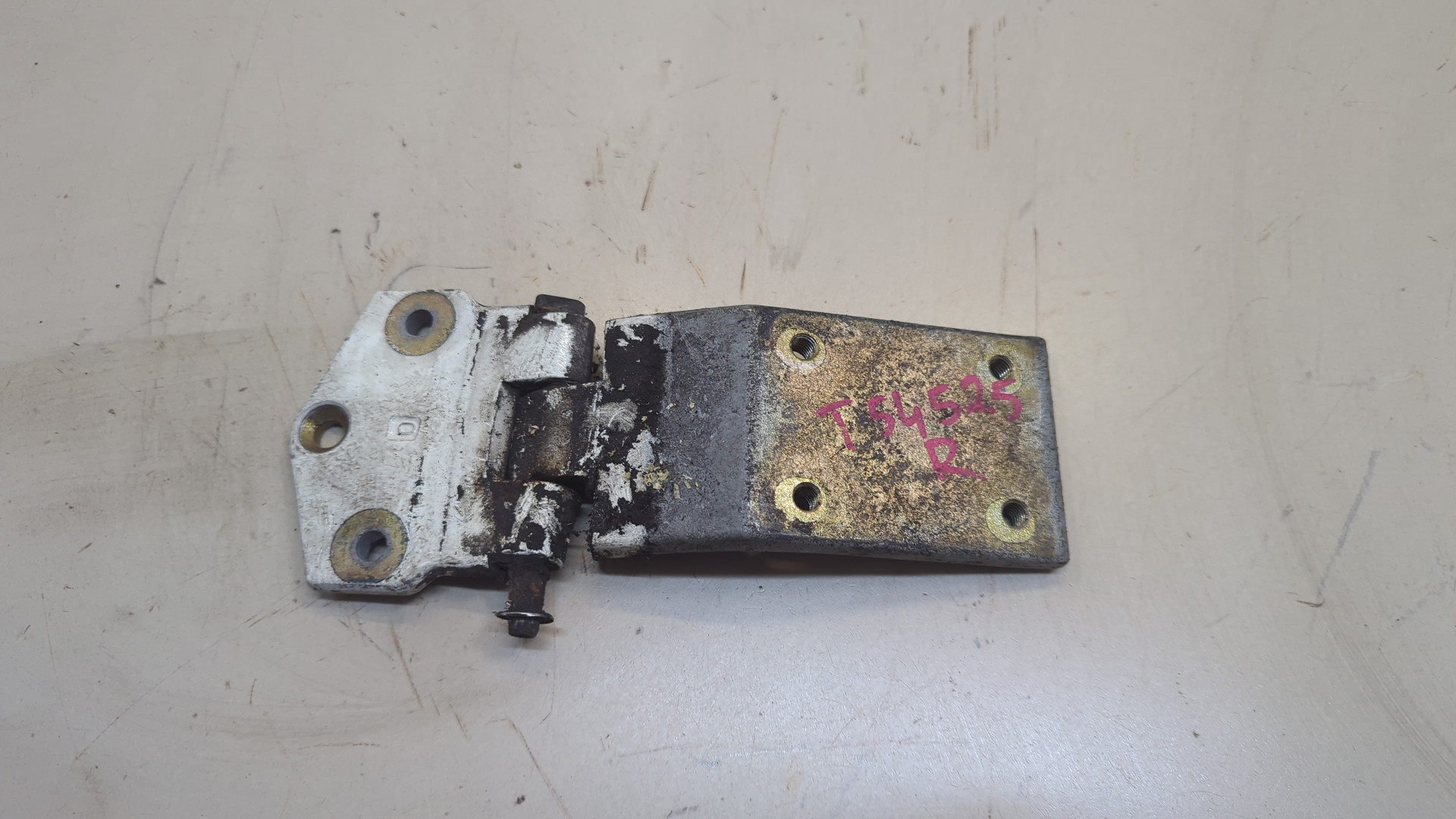 Петля двери