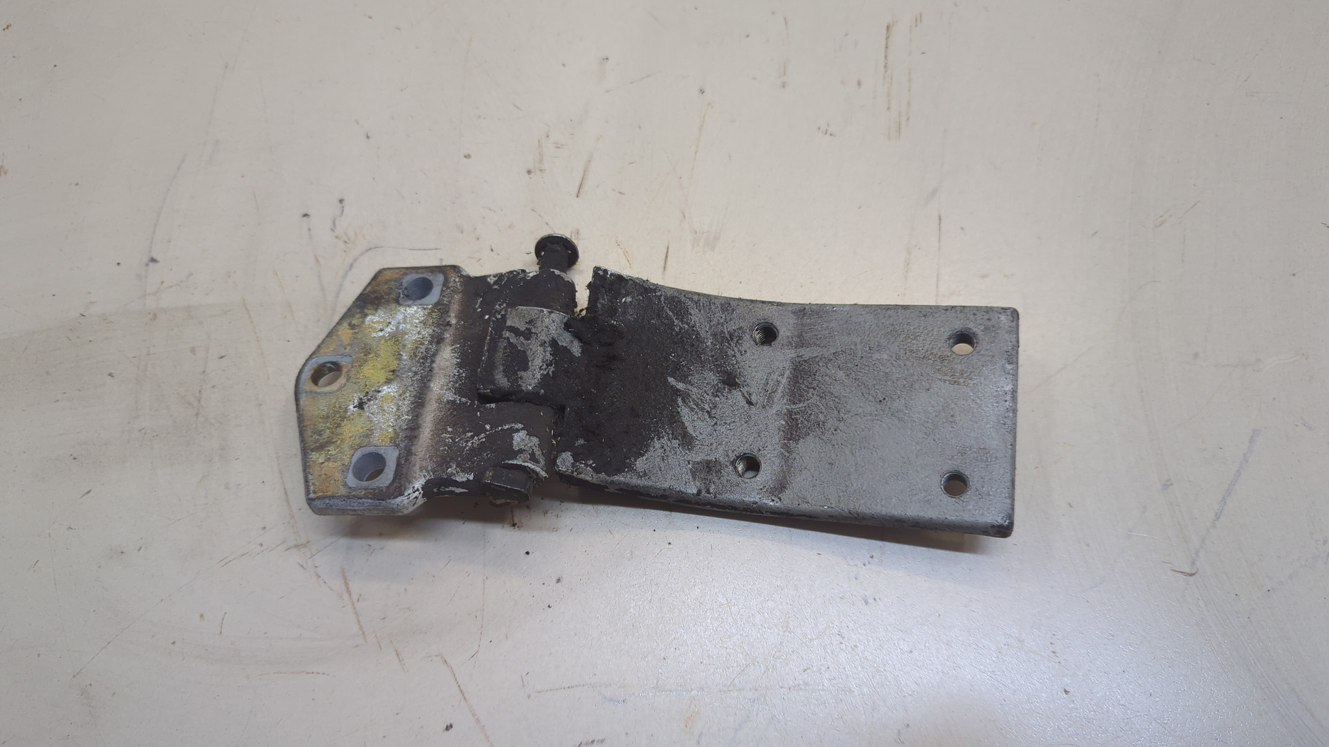 Петля двери