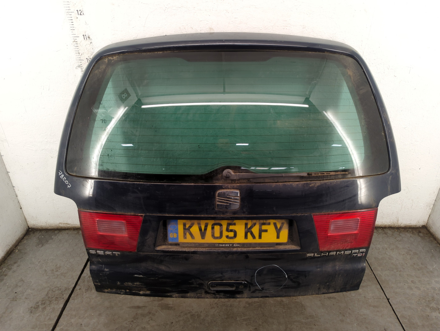 Дверь багажника