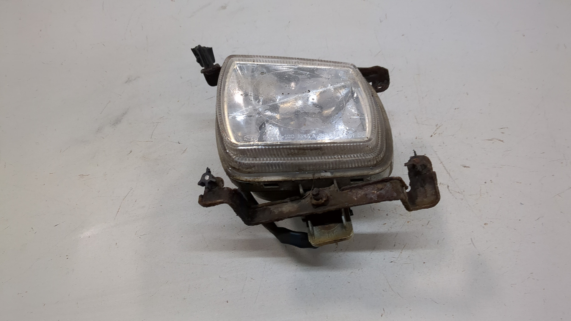 Фара противотуманная левая