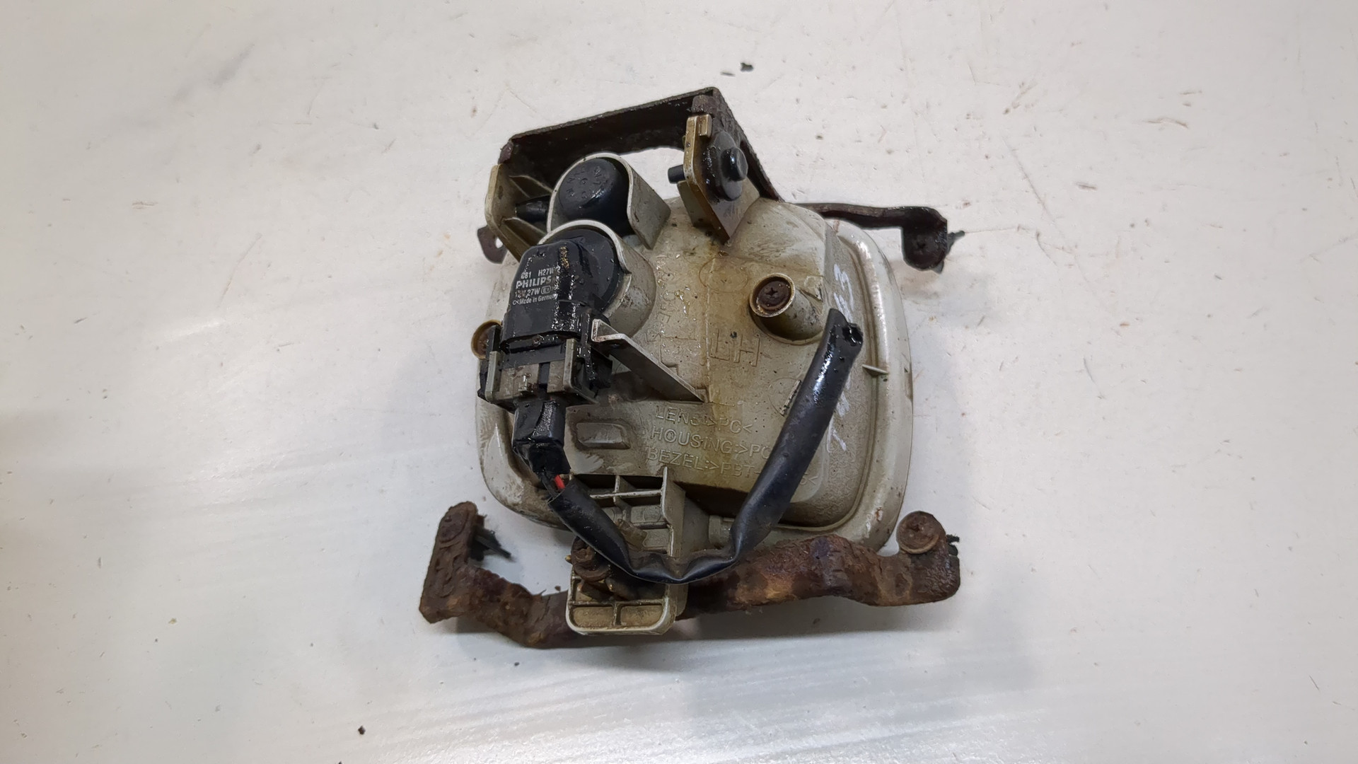 Фара противотуманная левая