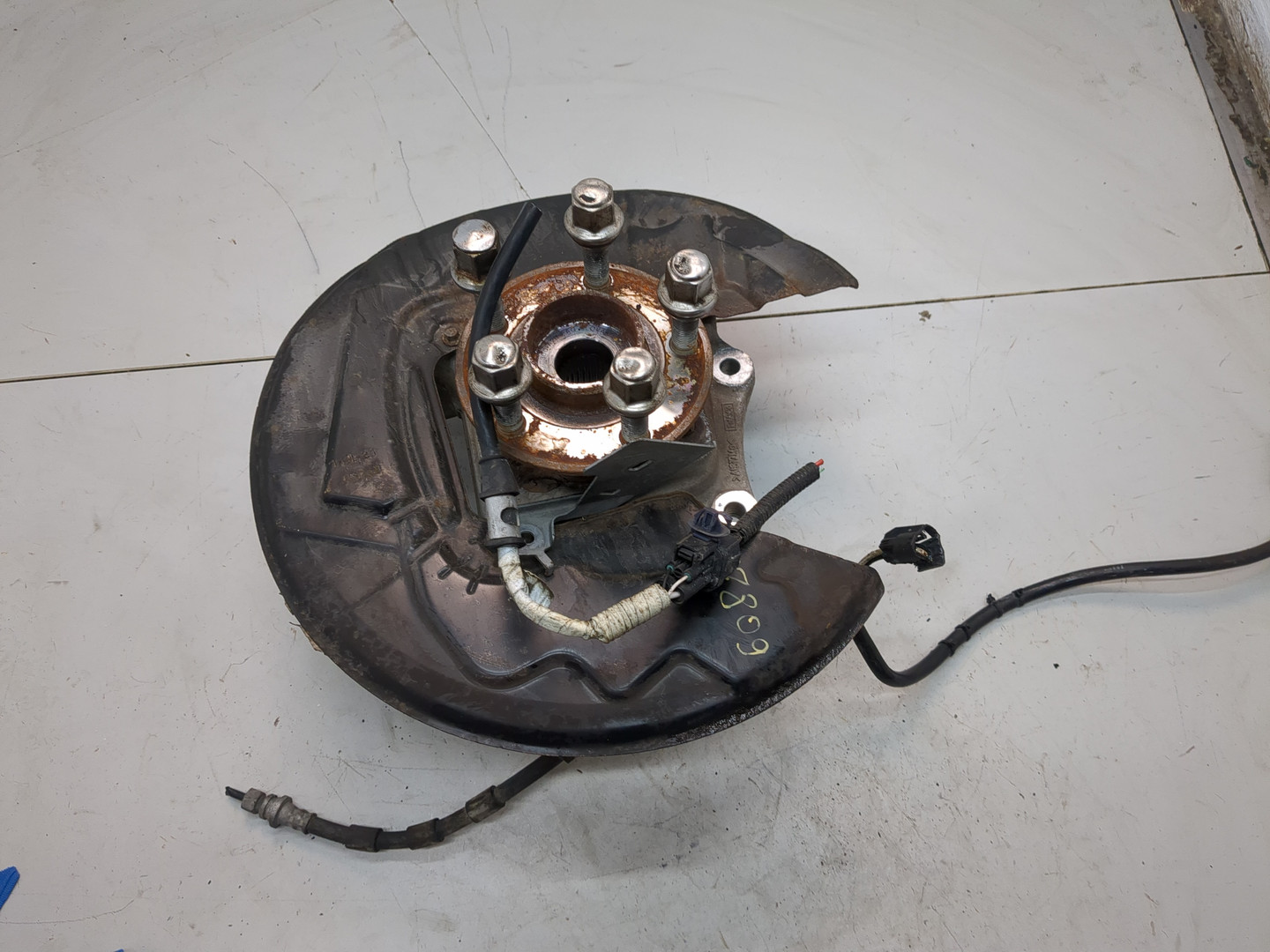 Кулак поворотный передний правый