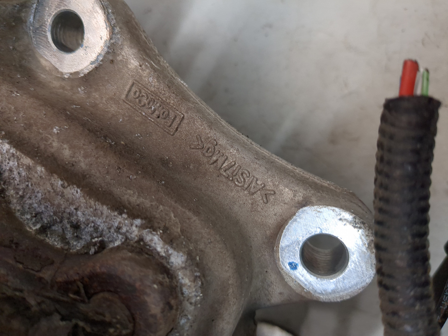 Кулак поворотный передний правый