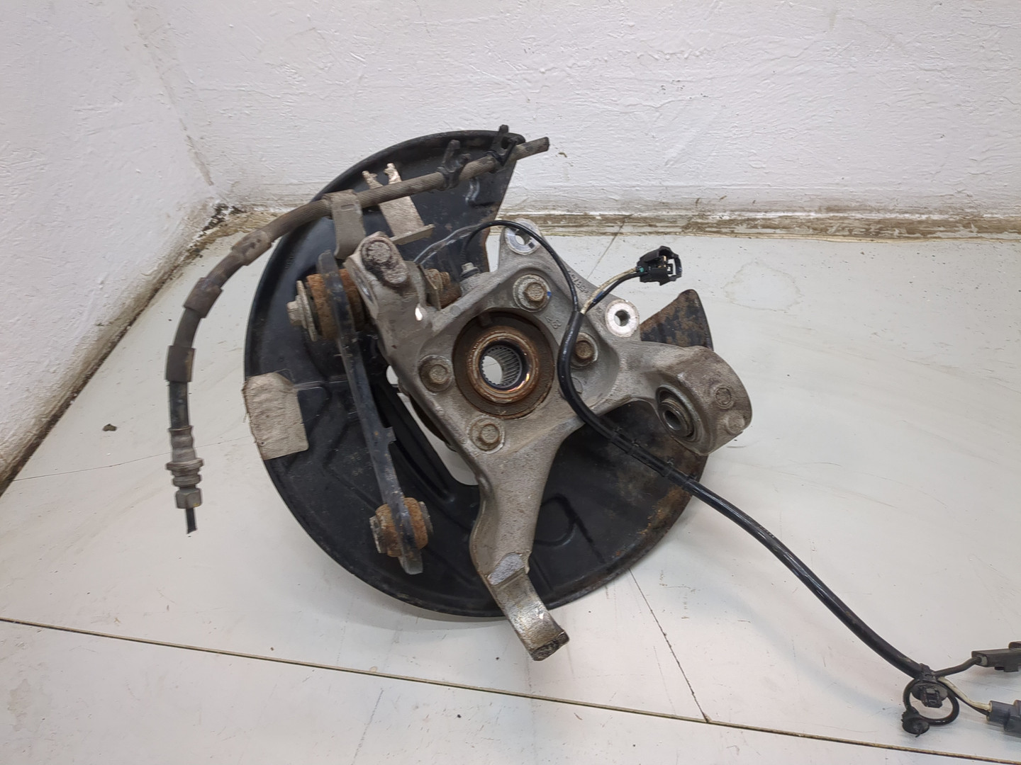 Кулак поворотный передний правый