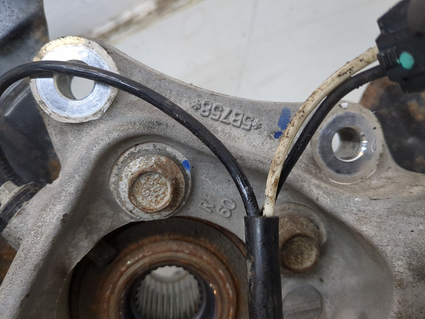 Кулак поворотный передний правый