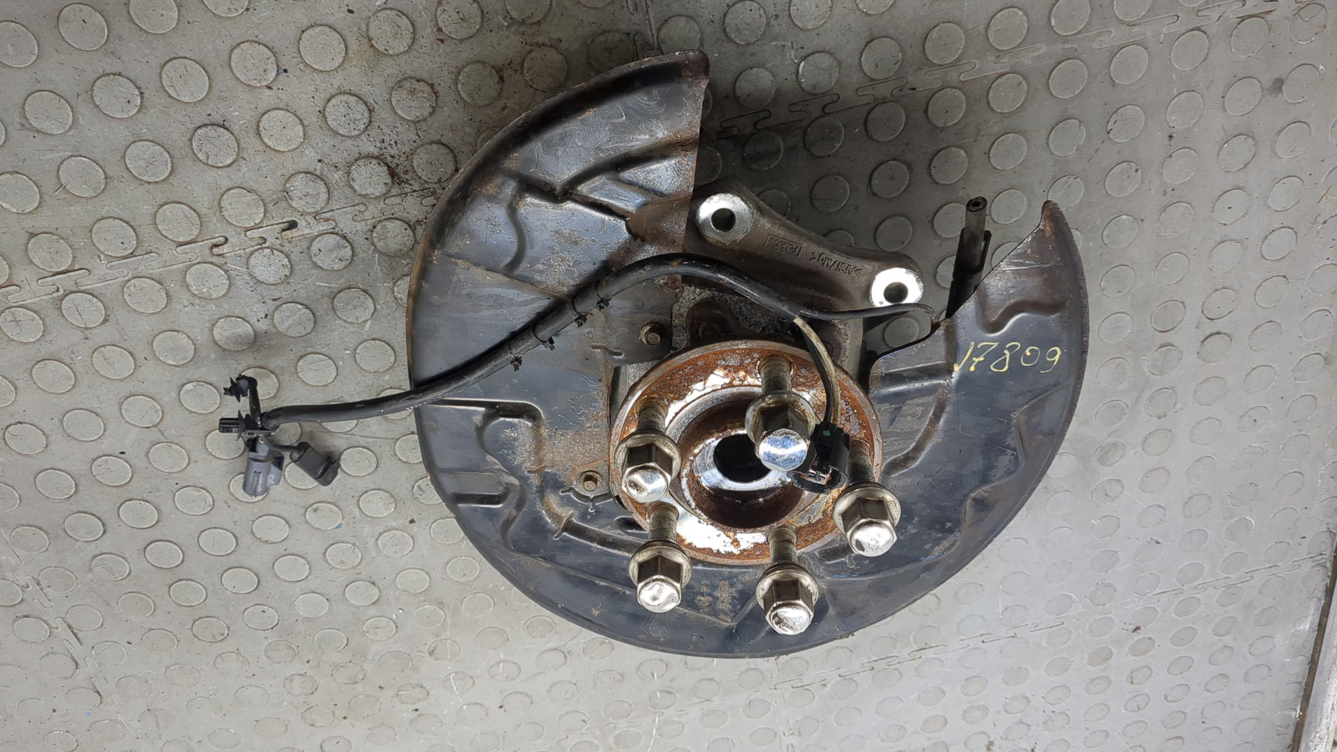 Кулак поворотный передний правый