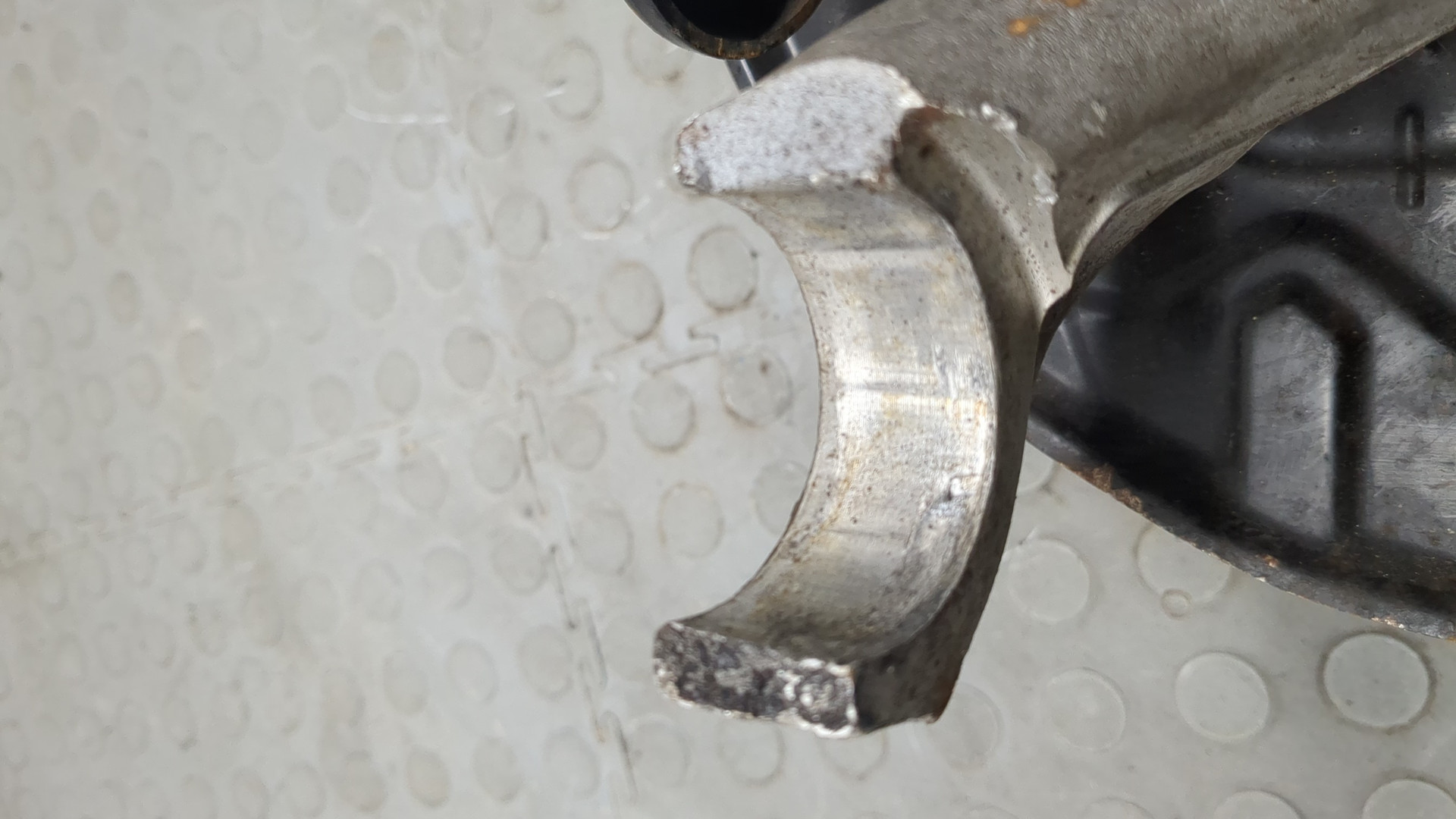 Кулак поворотный передний правый