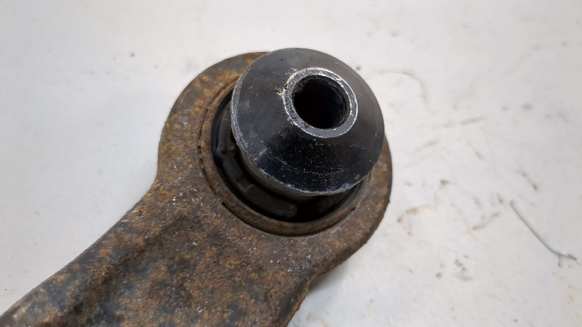 Рычаг задний левый