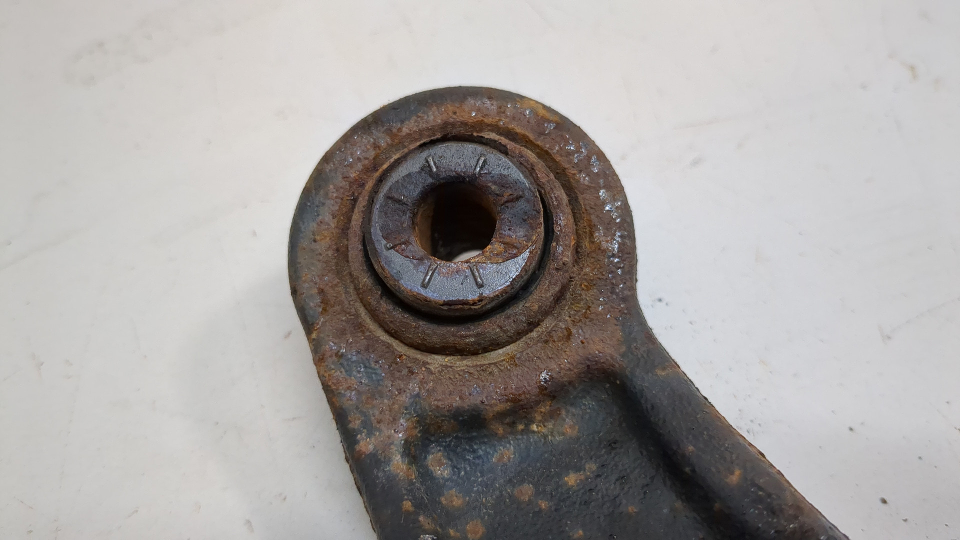 Рычаг задний левый