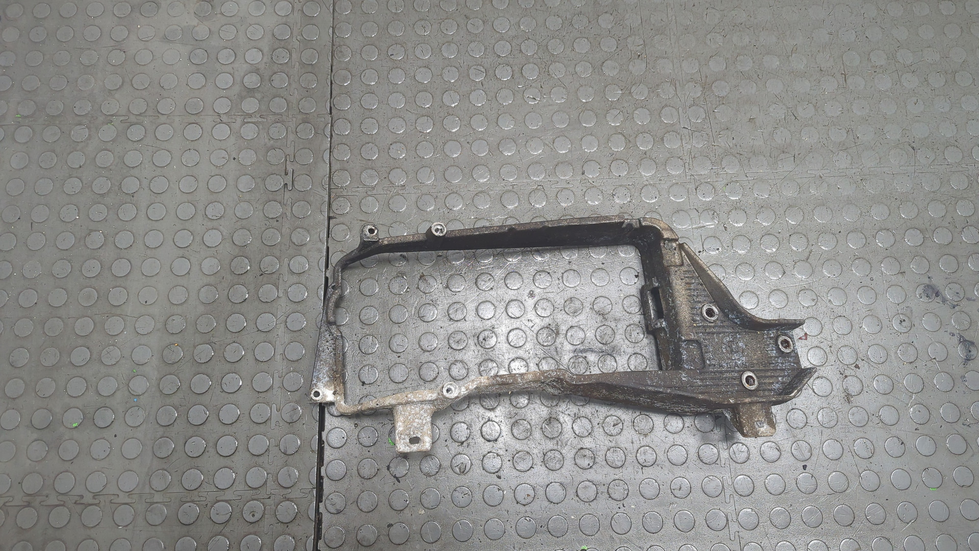 Кронштейн фар правый