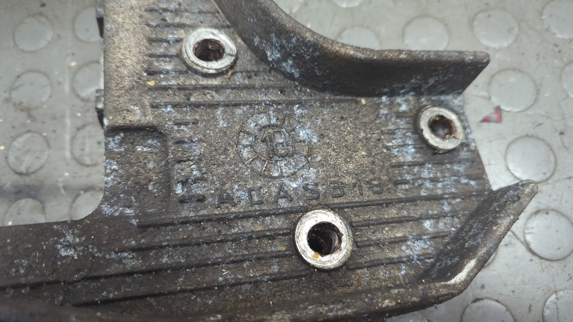 Кронштейн фар правый