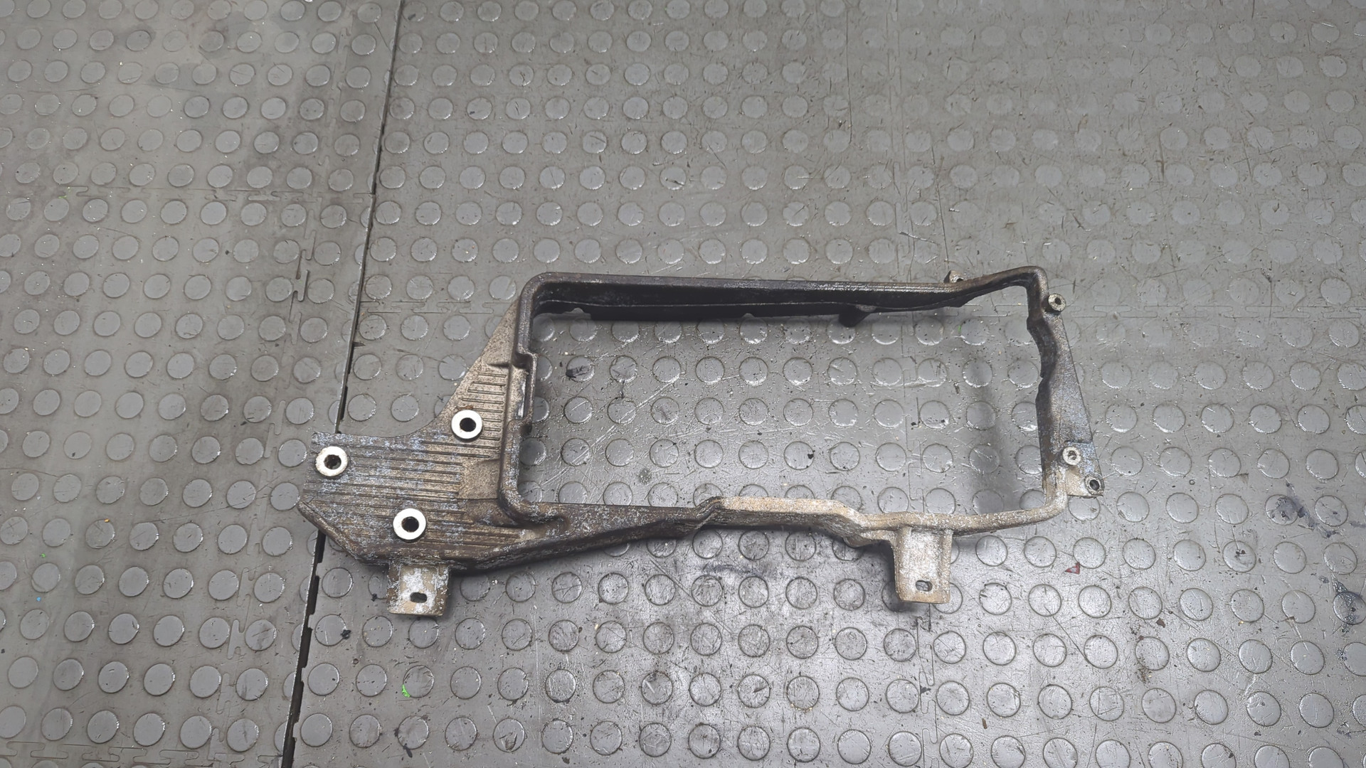 Кронштейн фар правый