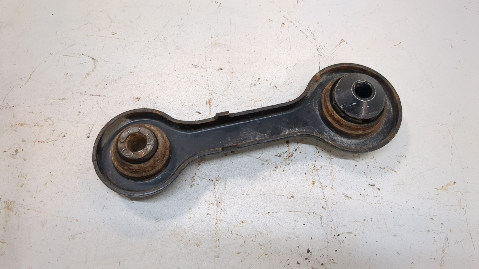 Рычаг задний