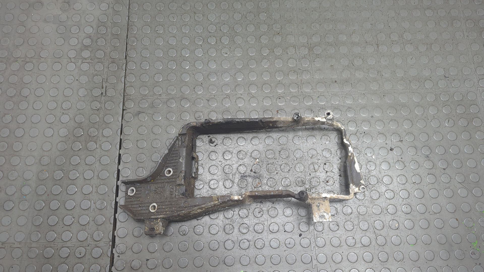 Кронштейн фар левый