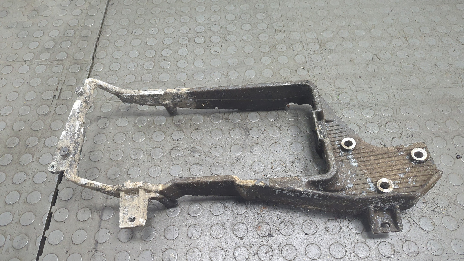 Кронштейн фар левый