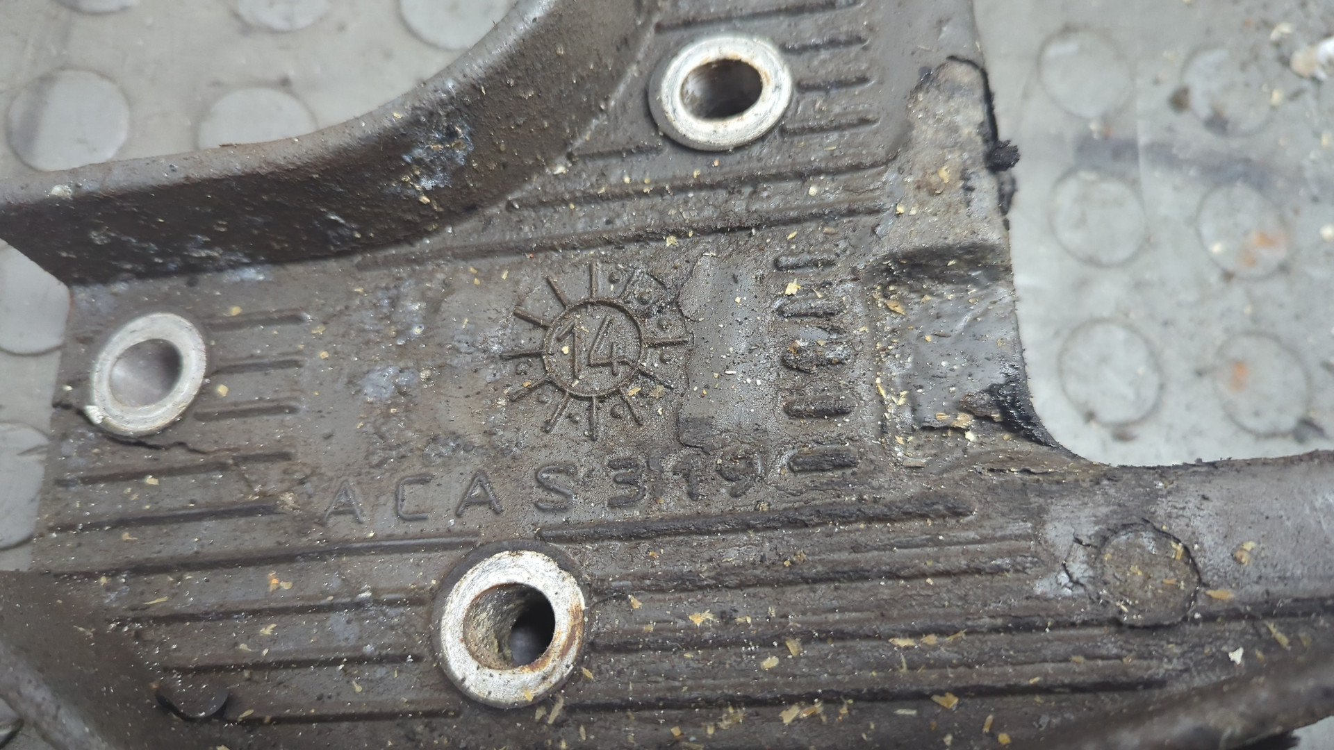 Кронштейн фар левый