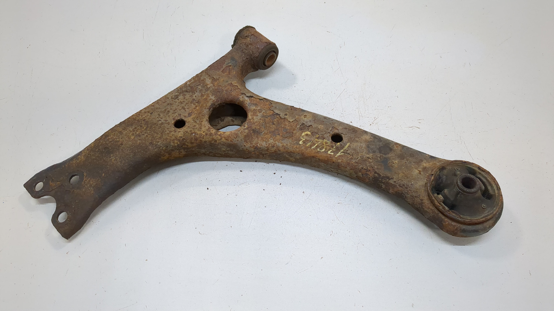 Рычаг передний левый