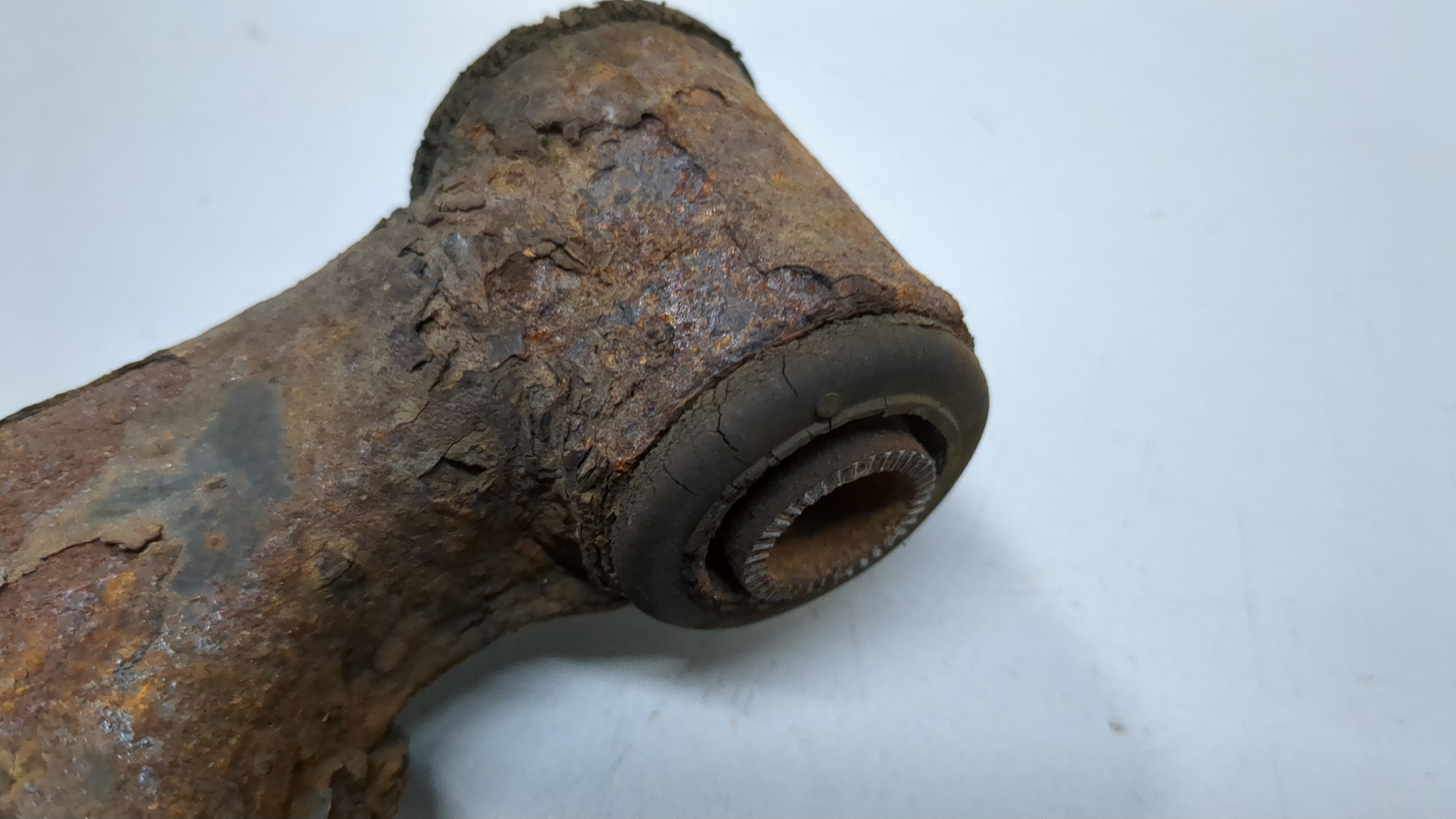 Рычаг передний левый