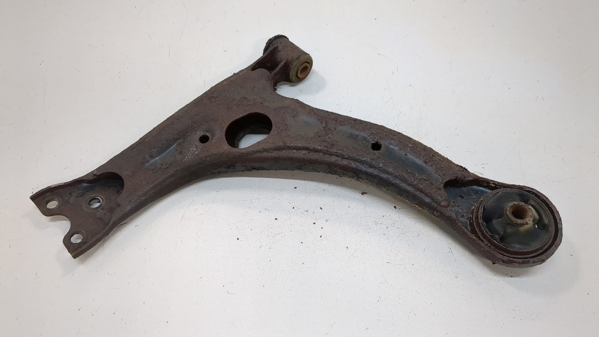 Рычаг передний правый