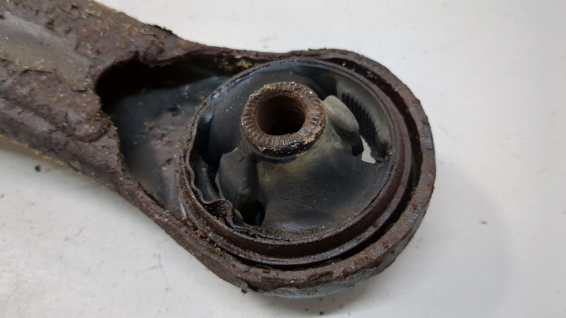 Рычаг передний правый