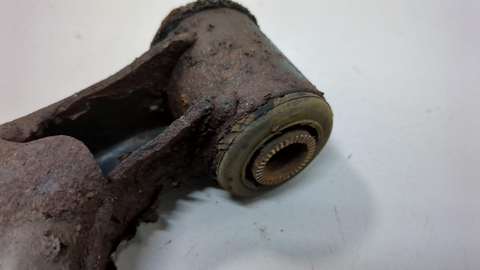 Рычаг передний правый