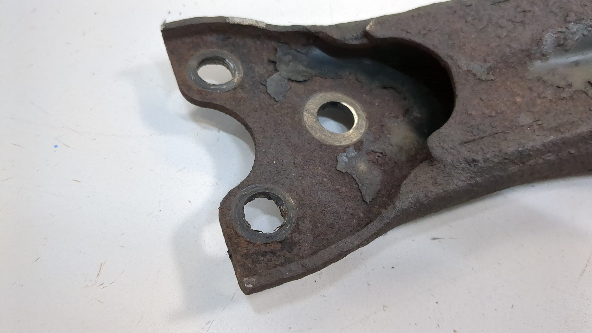 Рычаг передний правый