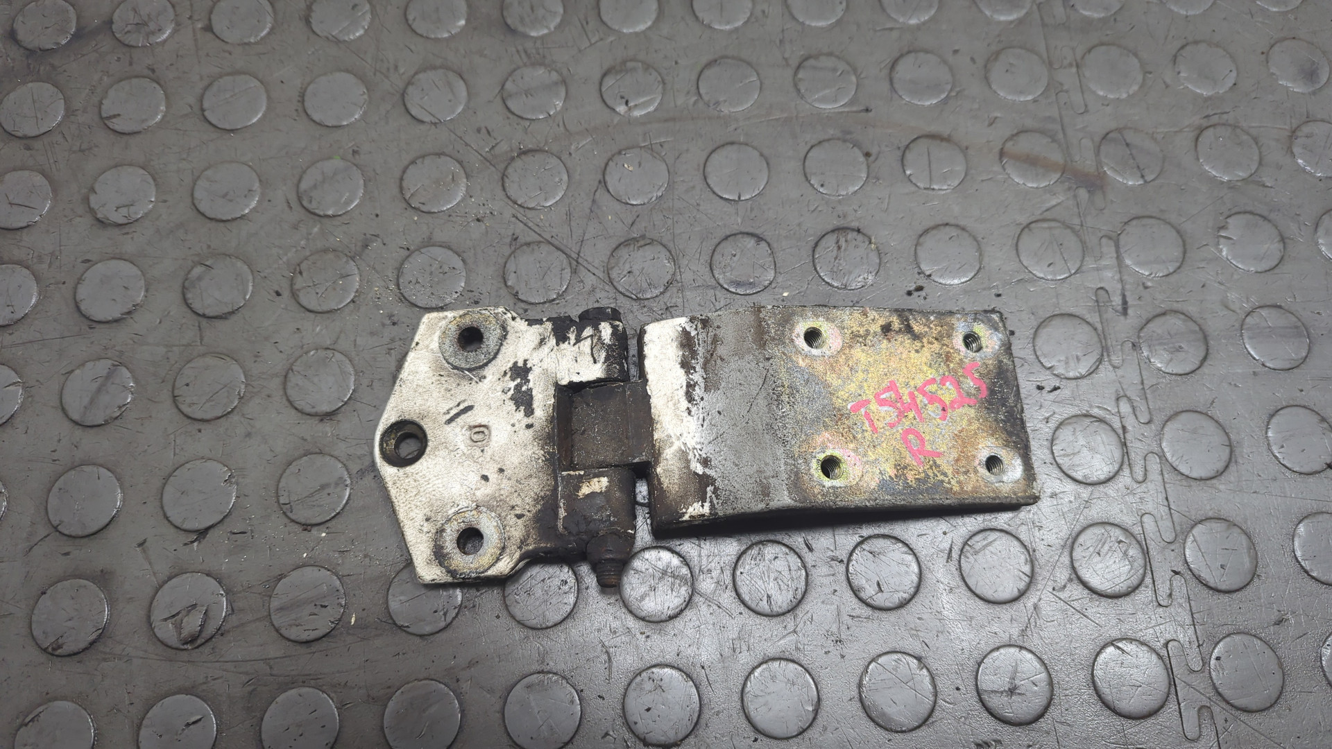 Петля двери