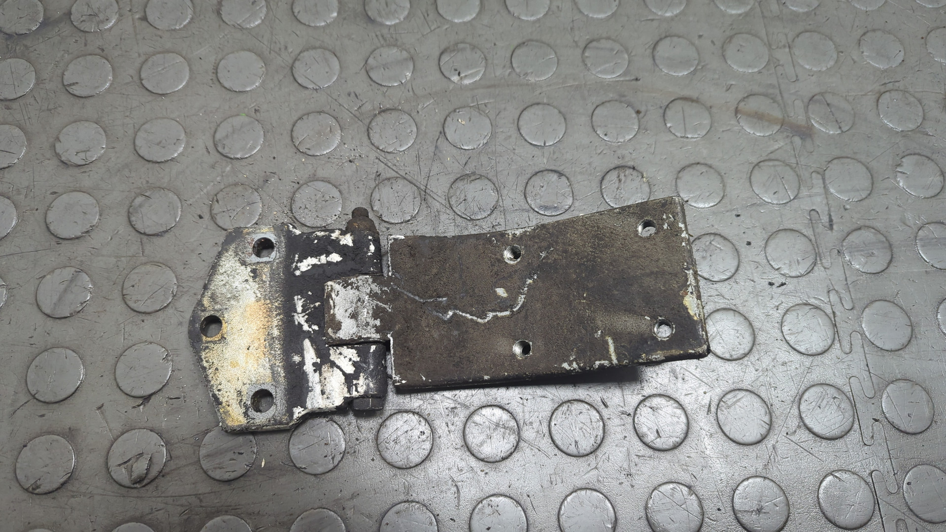 Петля двери