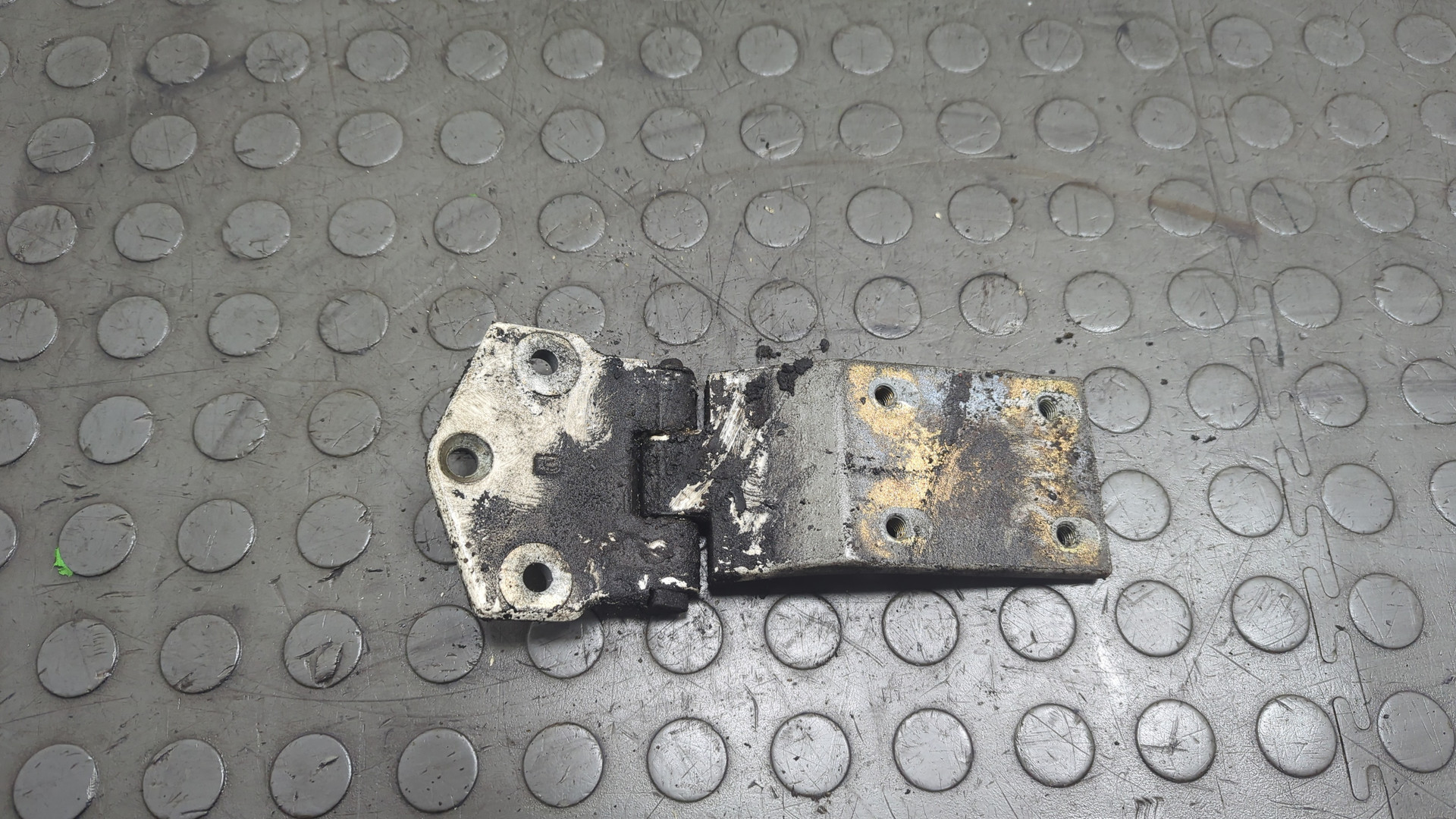 Петля двери