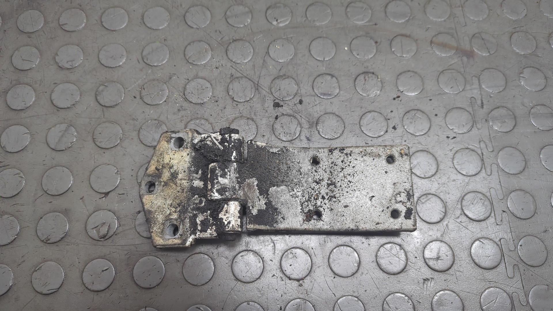 Петля двери