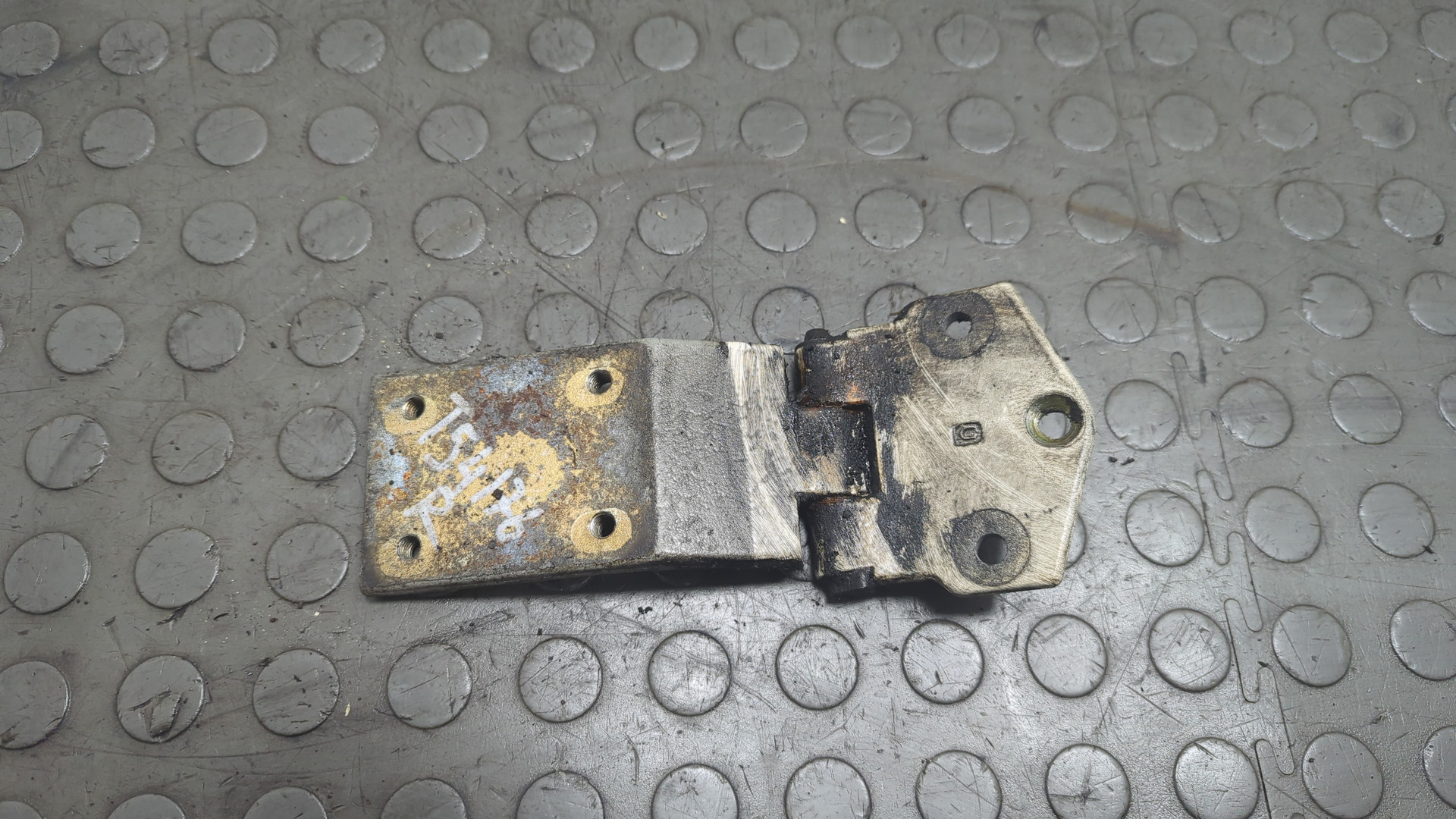 Петля двери