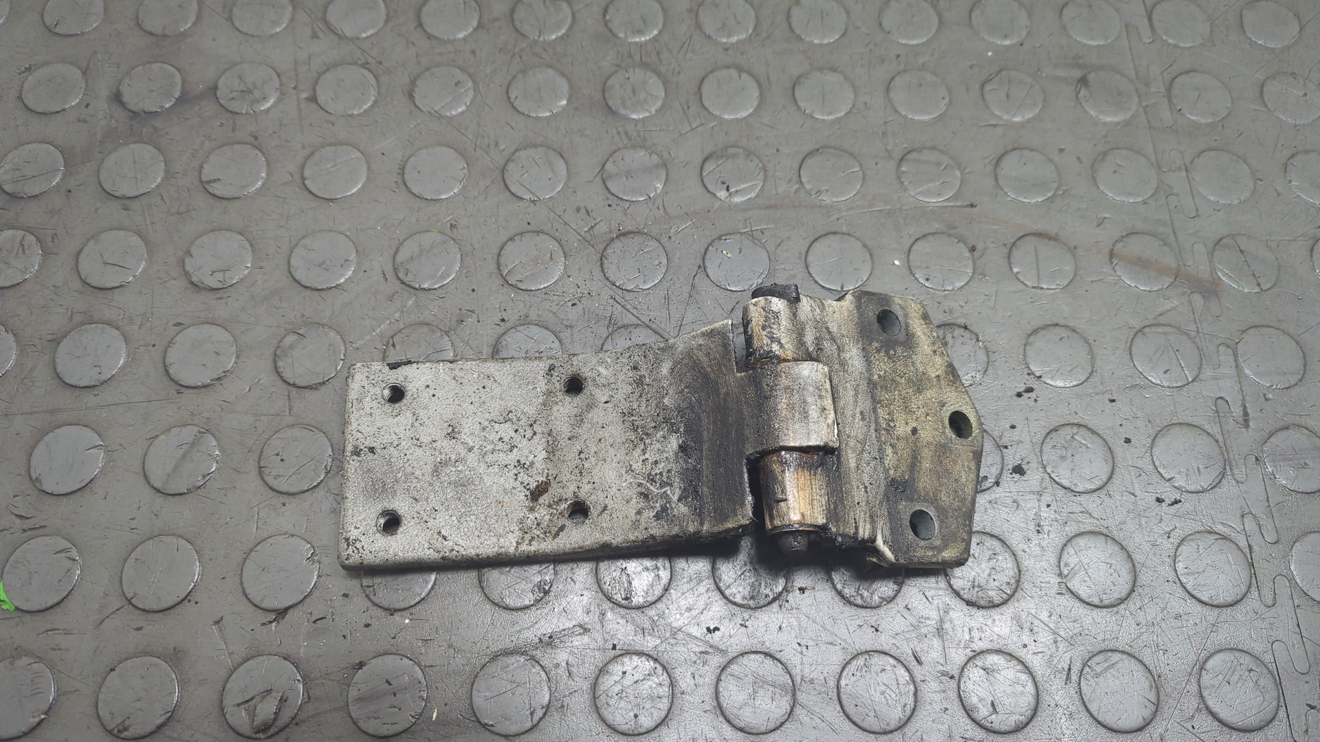 Петля двери