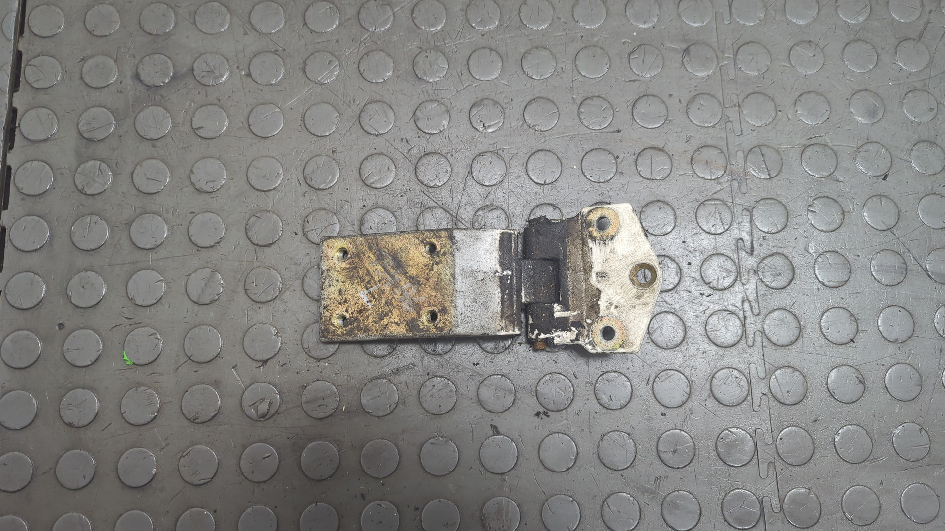 Петля двери