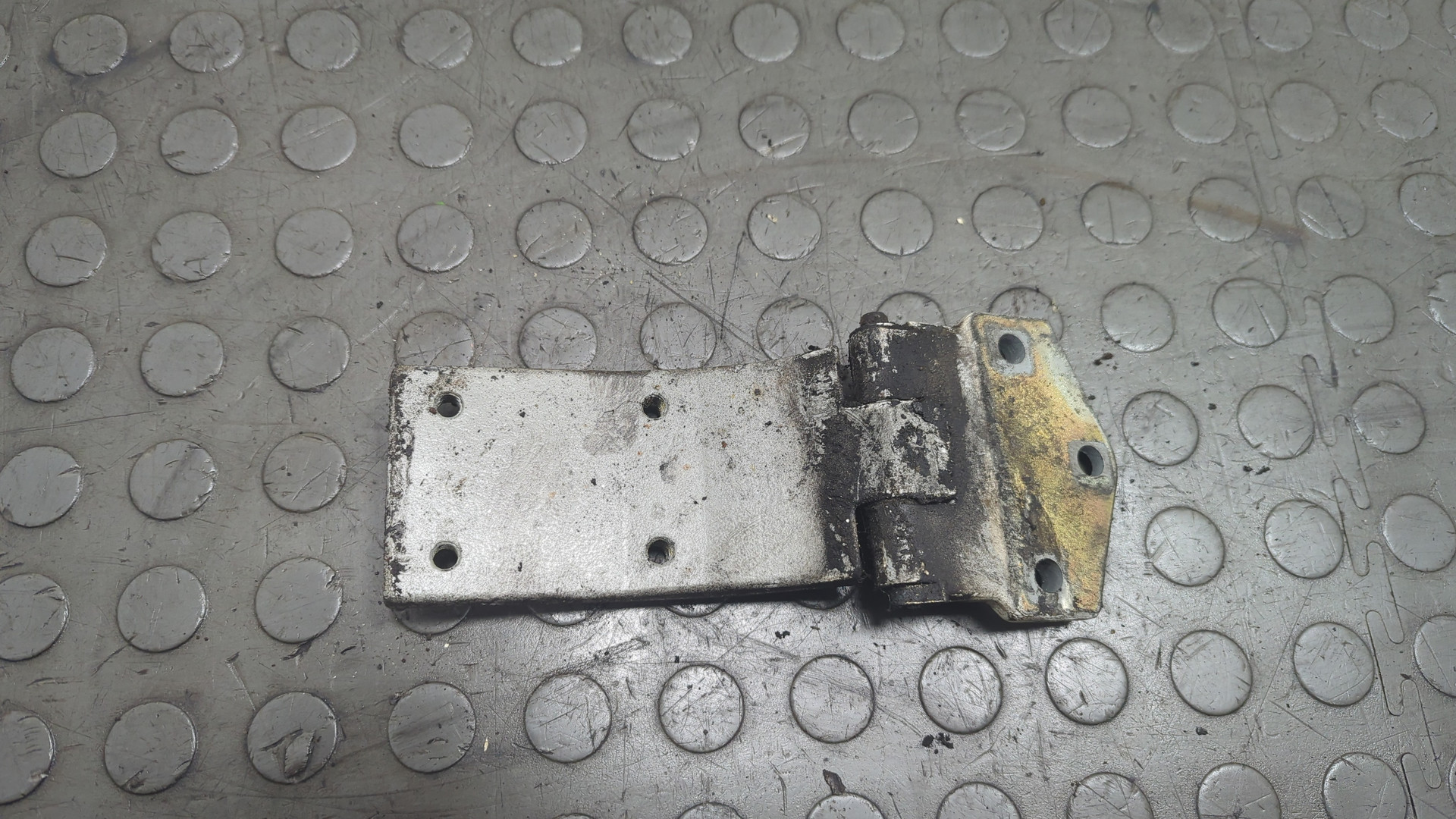 Петля двери