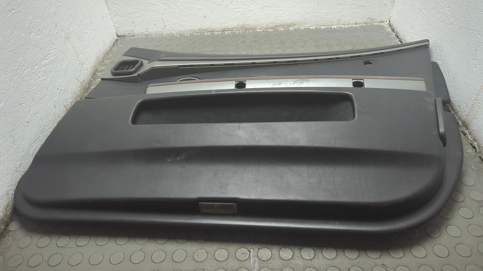 Обшивка двери передней правой